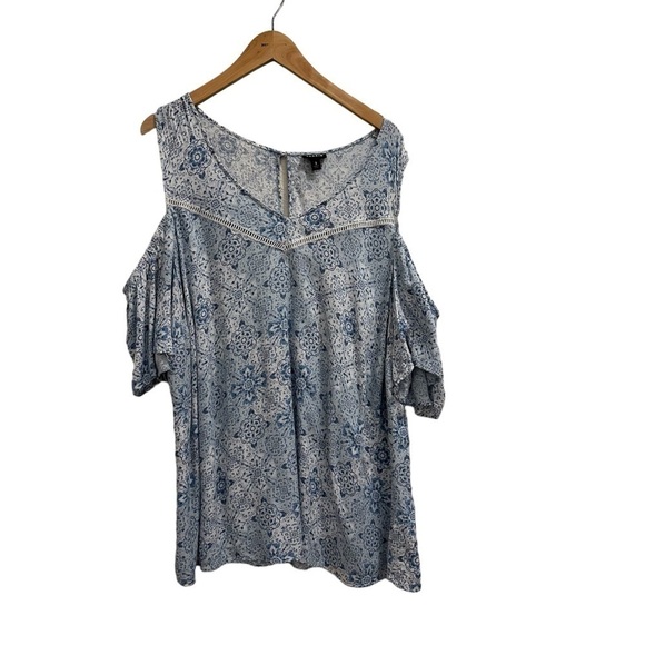 Torrid Textured Woven With Eyelet Trim Cold Shoulder Top white and blue Sz 3X - Picture 3 of 14